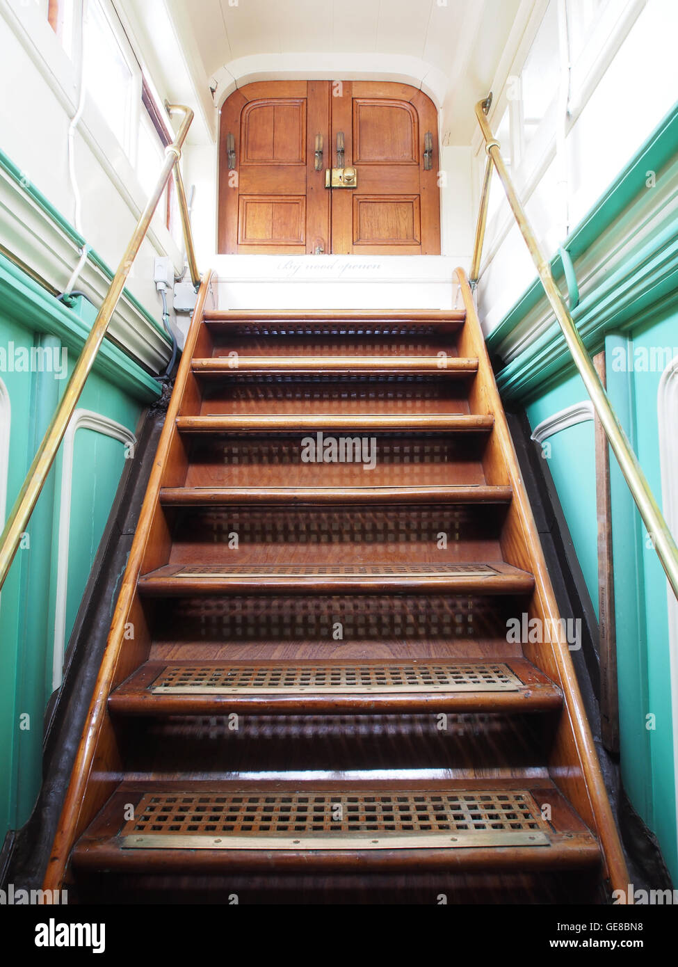 Ein Foto mit „de Buffel“ von Koekoek, das ein detailliertes und realistisches Bild des Motivs aufzeichnet. Das Foto reflektiert die präzise Fokussierung des Künstlers auf naturalistische Darstellungen. Stockfoto