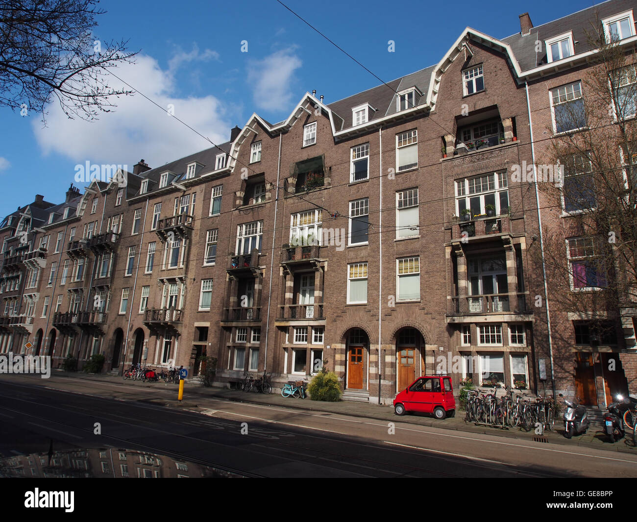 De Laressestraat 110-126 ist ein historischer Ort in Amsterdam, Niederlande. Die Straße ist bekannt für ihre Architektur aus dem 19. Und frühen 20. Jahrhundert, die klassisches niederländisches Stadtdesign zeigt. Die Gebäude sind hauptsächlich Wohngebäude, die die architektonischen Trends der damaligen Zeit widerspiegeln, mit Fassaden mit traditionellen niederländischen Elementen. Diese Gegend ist nach wie vor ein wichtiger Teil des kulturellen und architektonischen Erbes Amsterdams. Stockfoto