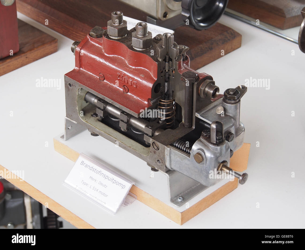 Ein technisches Foto, das eine Deutz L 514 Kraftstoffeinspritzpumpe zeigt, die eine Schlüsselkomponente für die Leistung des Dieselmotors darstellt. Die Abbildung bietet eine detaillierte Ansicht der Konstruktion und Konstruktion der Kraftstoffpumpe. Stockfoto