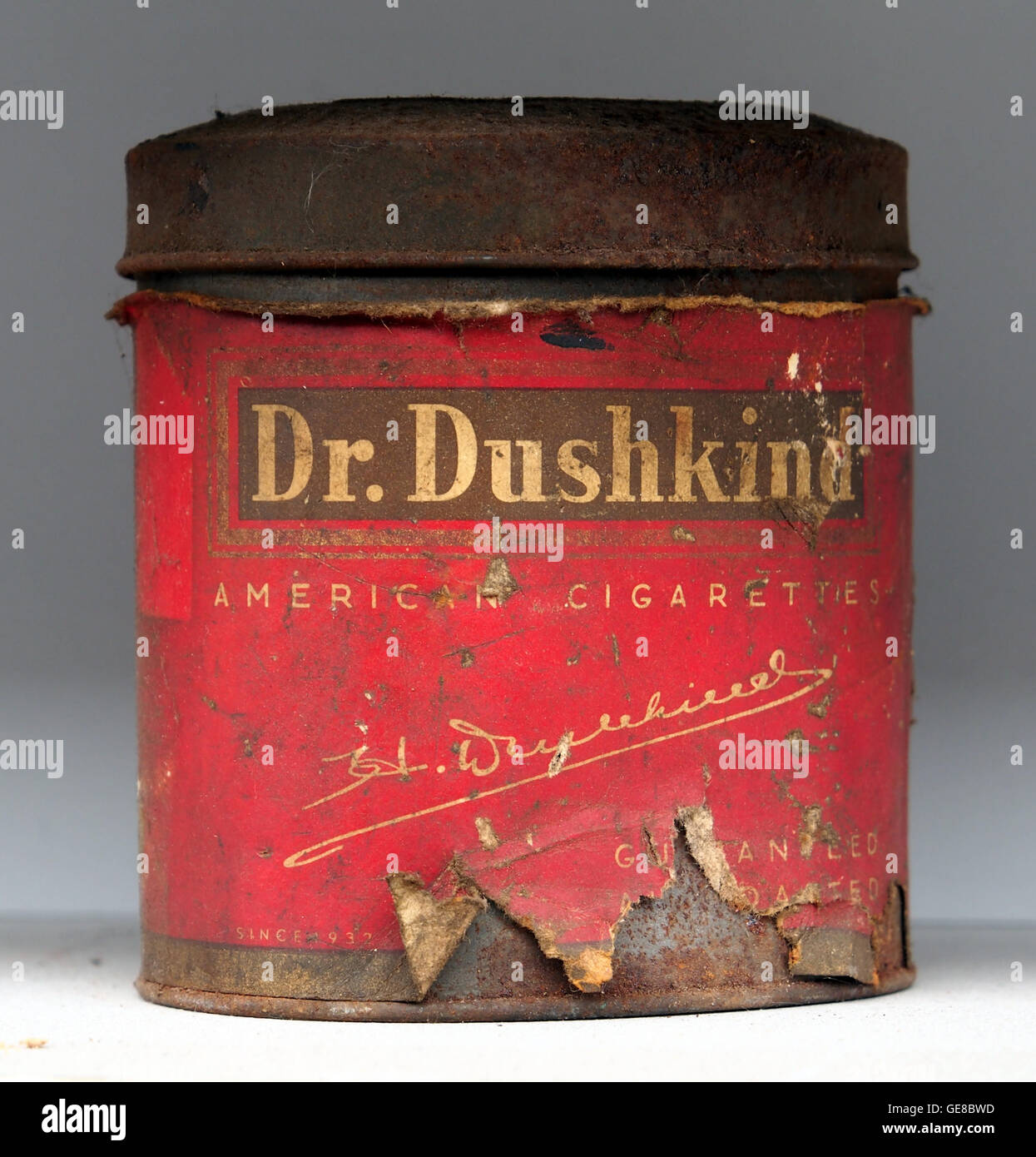 Eine Vintage-Werbung für Dr. Dushkind amerikanische Zigaretten mit einem Bild des Solden-Tin-Pakets. Der Werbespot stellt einen Teil der Zigarettenvermarktungsgeschichte des frühen 20. Jahrhunderts dar. Stockfoto