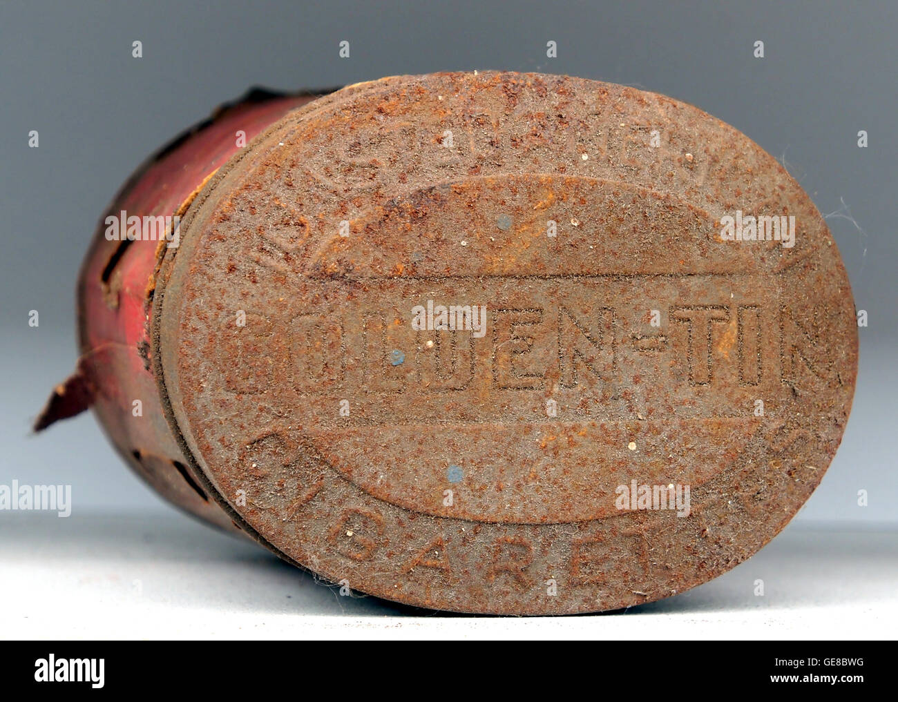 Dr. Dushkind amerikanische Zigaretten, wie in Solden-Tin dargestellt, zeigen Werbetechniken des frühen 20. Jahrhunderts und den kulturellen Wandel des Konsums während dieser Zeit. Stockfoto