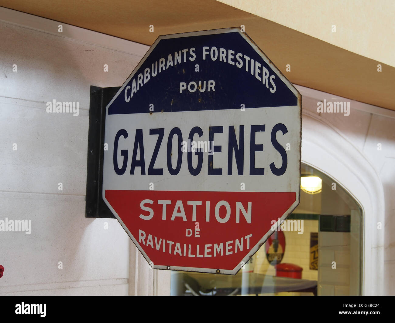 Dieses emaillierte Werbeschild für Gazogenes Station de Ravitaillement ist ein Vintage-Stück, das das industrielle Branding des frühen 20. Jahrhunderts zeigt. Das Schild wurde verwendet, um eine Tankstelle zu fördern und die Service- und industrielle Bedeutung von Tankstellen während dieser Zeit zu betonen. Stockfoto