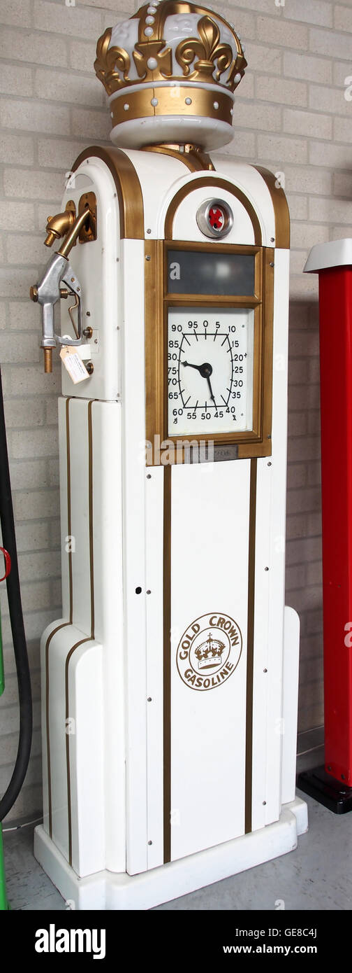 Die *Gold Crown Benziner* Wayne Benzinpumpe, wie auf dem Foto gezeigt, ist eine alte Gaspumpe aus der Mitte des 20. Jahrhunderts. Es ist Teil der Sammlung historischer Anlagen für die Erdölindustrie und zeigt das Branding und Design dieser Epoche. Stockfoto