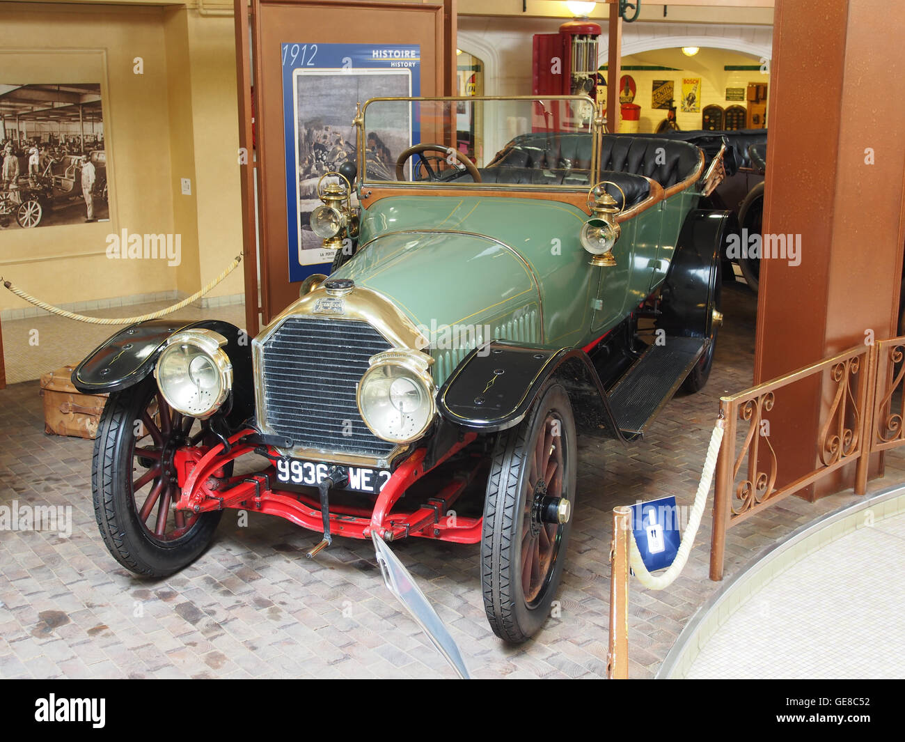 Ein grünes Peugeot-Auto wird im Aventure Peugeot-Museum ausgestellt. Das Museum zeigt die Geschichte und Entwicklung der Peugeot-Autos und zeigt klassische und kultige Modelle aus der Geschichte der Marke. Stockfoto