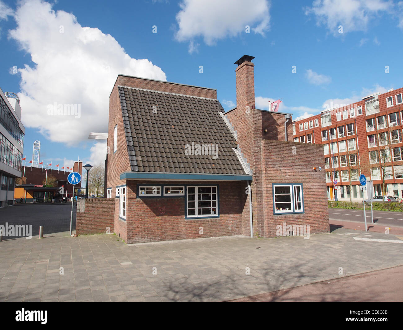 Dieses Bild zeigt „Het Portiershuisje“, ein kleines Torhaus am Stadionplein in Amsterdam. Das Gebäude ist ein bemerkenswertes architektonisches Merkmal der Gegend und bietet einen Einblick in die städtische Landschaft des Amsterdams Anfang des 20. Jahrhunderts. Stockfoto