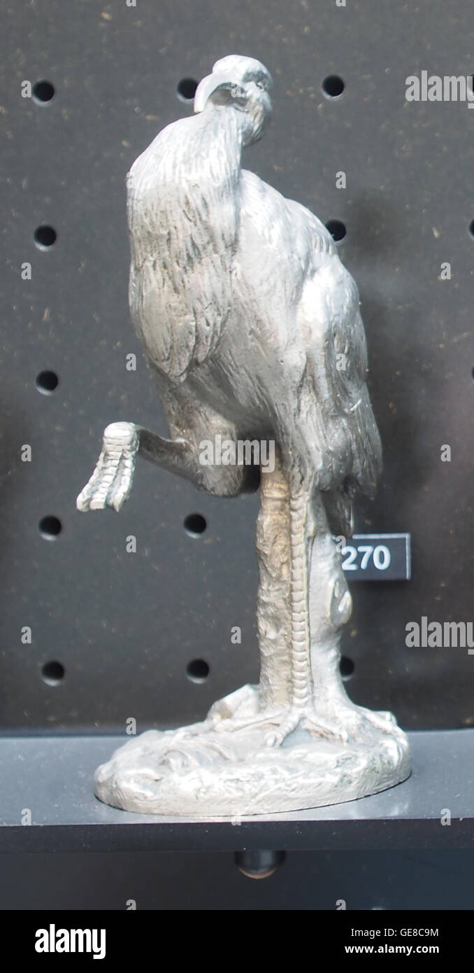 Dieses Vintage-Foto zeigt eine Verzierung der Citroën-Motorhaube, die den Designstil der Autohersteller des frühen 20. Jahrhunderts zeigt. Das Ornament spiegelt die dekorative Ästhetik der Epoche und der Automobilkultur wider. Stockfoto