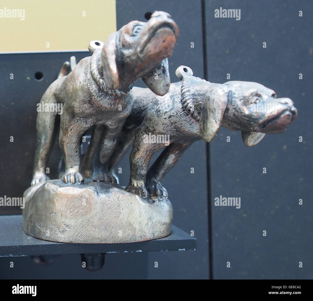 Dieses Bild zeigt eine Verzierung der Citroën-Motorhaube, die das Design des ikonischen Emblems des französischen Autoherstellers zeigt. Das Ornament dient sowohl als dekoratives als auch symbolisches Merkmal des Autos. Stockfoto