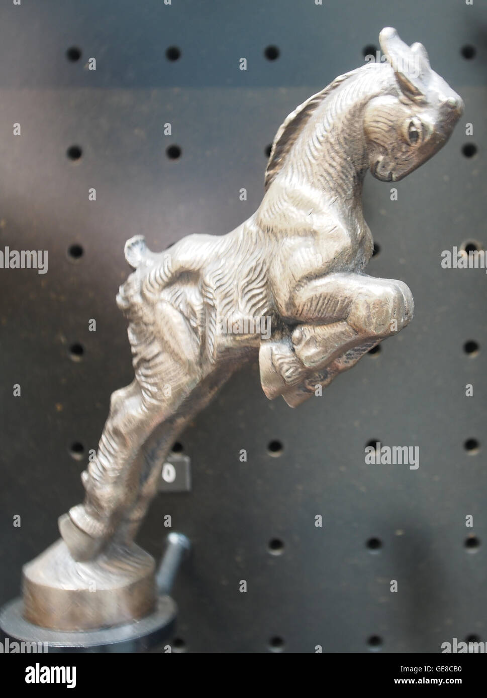 Dieses Foto zeigt eine Vintage-Citroën-Kapuze, ein dekoratives Merkmal, das oft mit Autos aus dem frühen 20. Jahrhundert assoziiert wird. Das Ornament repräsentiert den Luxus und die Kunstfertigkeit der damaligen Zeit und spiegelt das Statussymbol des Automobils in dieser Zeit wider. Stockfoto