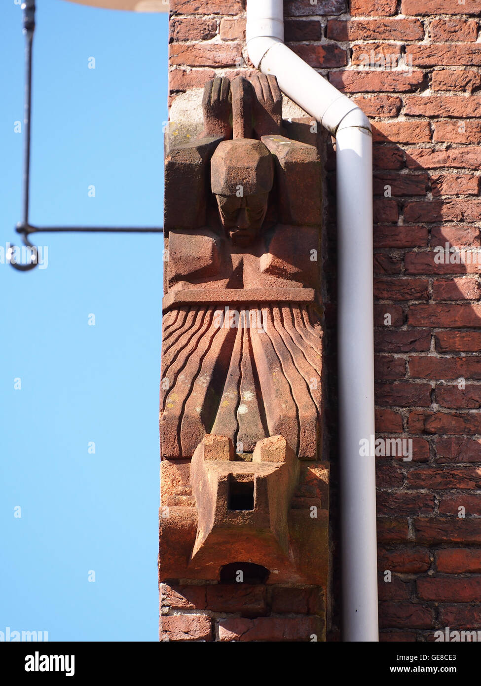Dieses Foto zeigt den Gevelsteen (Steinfassade) in der J J Viottastraat 2, ein architektonisches Merkmal, das häufig in historischen niederländischen Gebäuden zu finden ist. Der Gevelsteen ist oft ein dekoratives Element und zeigt typischerweise Symbole oder Wappen, die die Geschichte oder den Zweck des Gebäudes widerspiegeln. Stockfoto