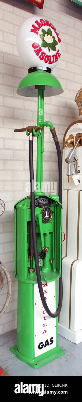 Eine alte Magnolia Benziner Bowser Benzinpumpe, ein Kraftstoffspender aus dem frühen 20. Jahrhundert, der in amerikanischen Tankstellen verwendet wird und die Evolution der Kraftstofftechnologie widerspiegelt. Stockfoto