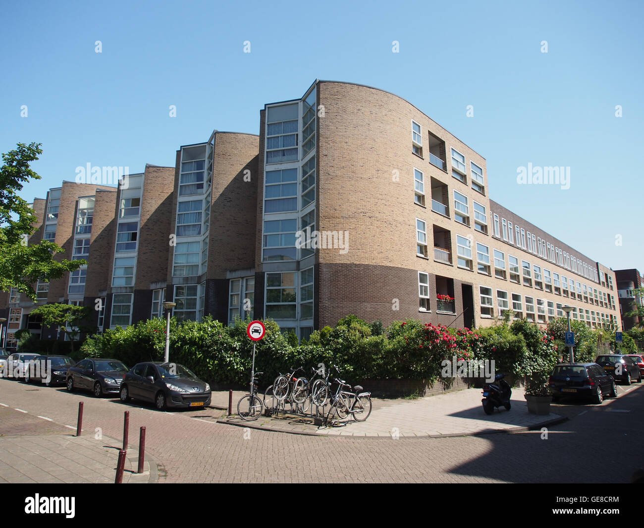 Ein Bild, das die Kreuzung von Meerhuizenstraat und Uithoornstraat, zwei Straßen in den Niederlanden, zeigt. Die Szene fängt das typische urbane Leben mit Wohngebäuden und Fahrzeugen in einer städtischen Umgebung ein. Stockfoto