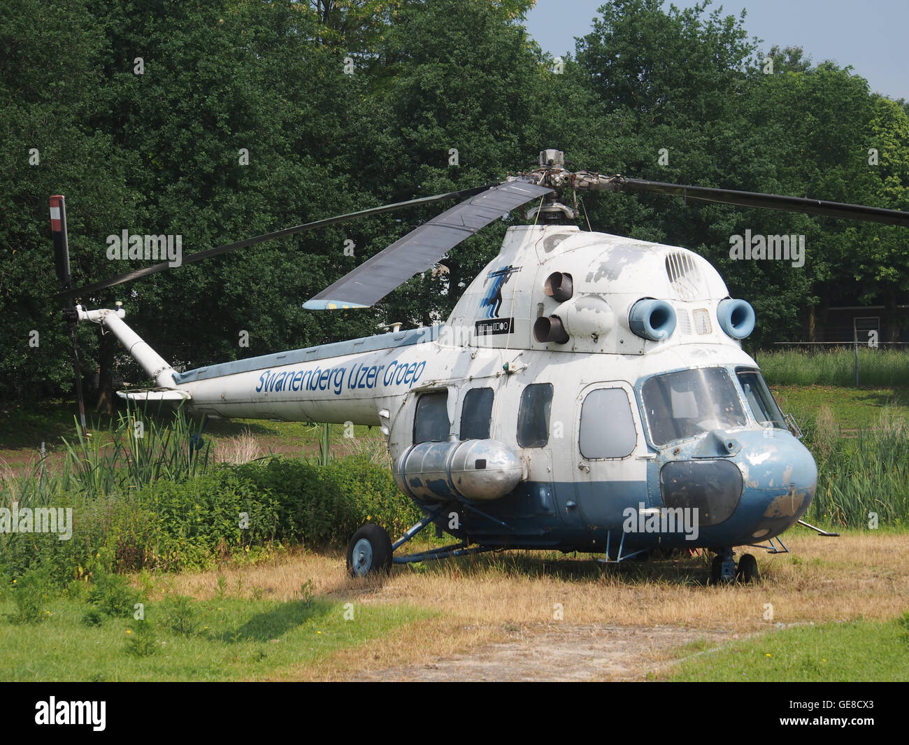 Ein MIL Mi-2-Hubschrauber mit Werbung für Swanenberg IJzer Groep, ein niederländisches Metallunternehmen, in dem kommerzielle Markenzeichen auf Flugzeugen hervorgehoben werden. Stockfoto