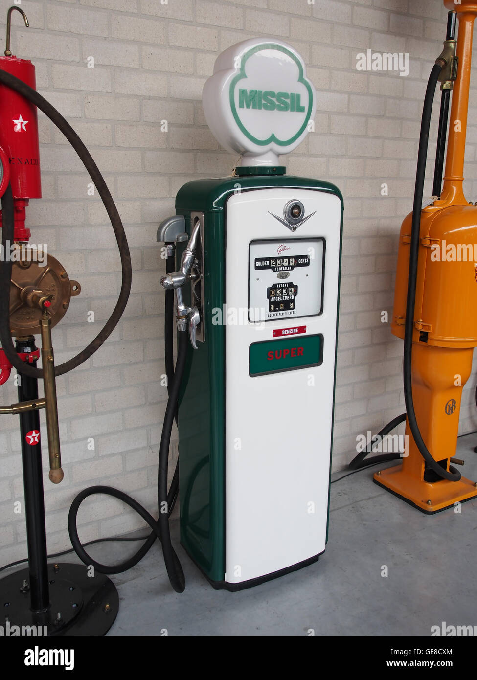 Dieses Foto zeigt eine klassische Missil Gilbarco-Benzinpumpe, ein Vintage-Stück Automobilgeschichte. Die Pumpe ist ein Relikt aus einer früheren Zeit der Kraftstoffdosierung und zeigt die Konstruktion und mechanischen Aspekte von Tankstellen aus der Mitte des 20. Jahrhunderts. Stockfoto