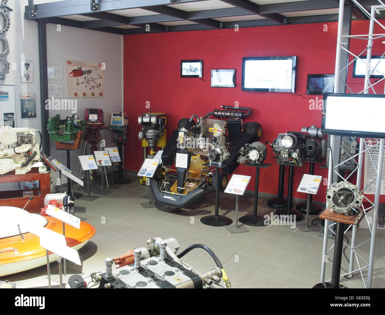 *Museum Autovsion* ist eine Museumsausstellung, die die Schnittstelle von Kunst und Technologie erforscht und Besuchern durch innovative Multimedia-Präsentationen ein immersives Erlebnis bietet. Stockfoto