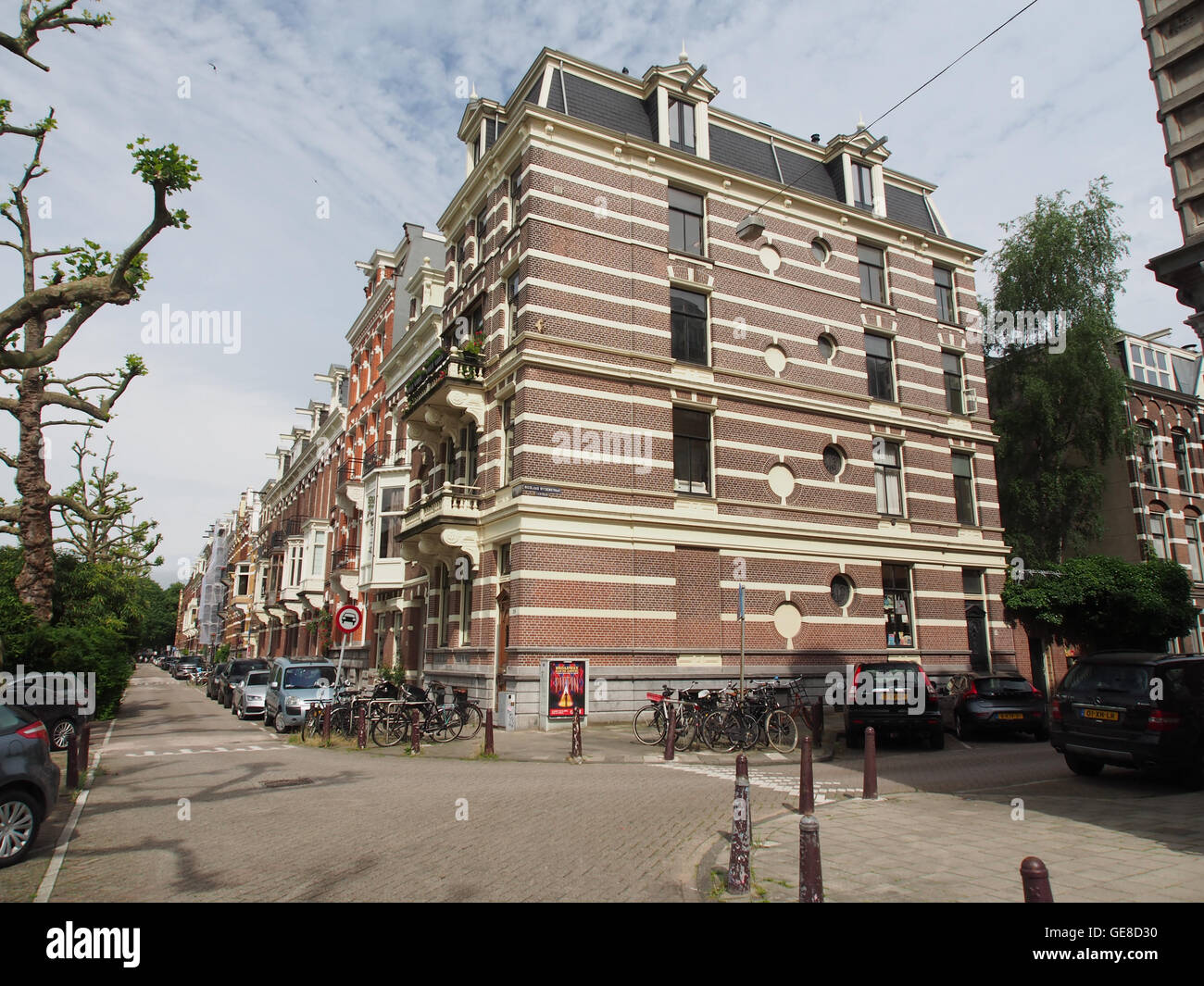 Ein historisches Foto, das die Kreuzung von Nicolaas Witsenstraat und Nicolaas Witsenkade in Amsterdam zeigt. Das Bild erfasst die urbane Landschaft der Stadt und hebt die architektonischen Merkmale und das Straßenlayout der Zeit hervor. Stockfoto