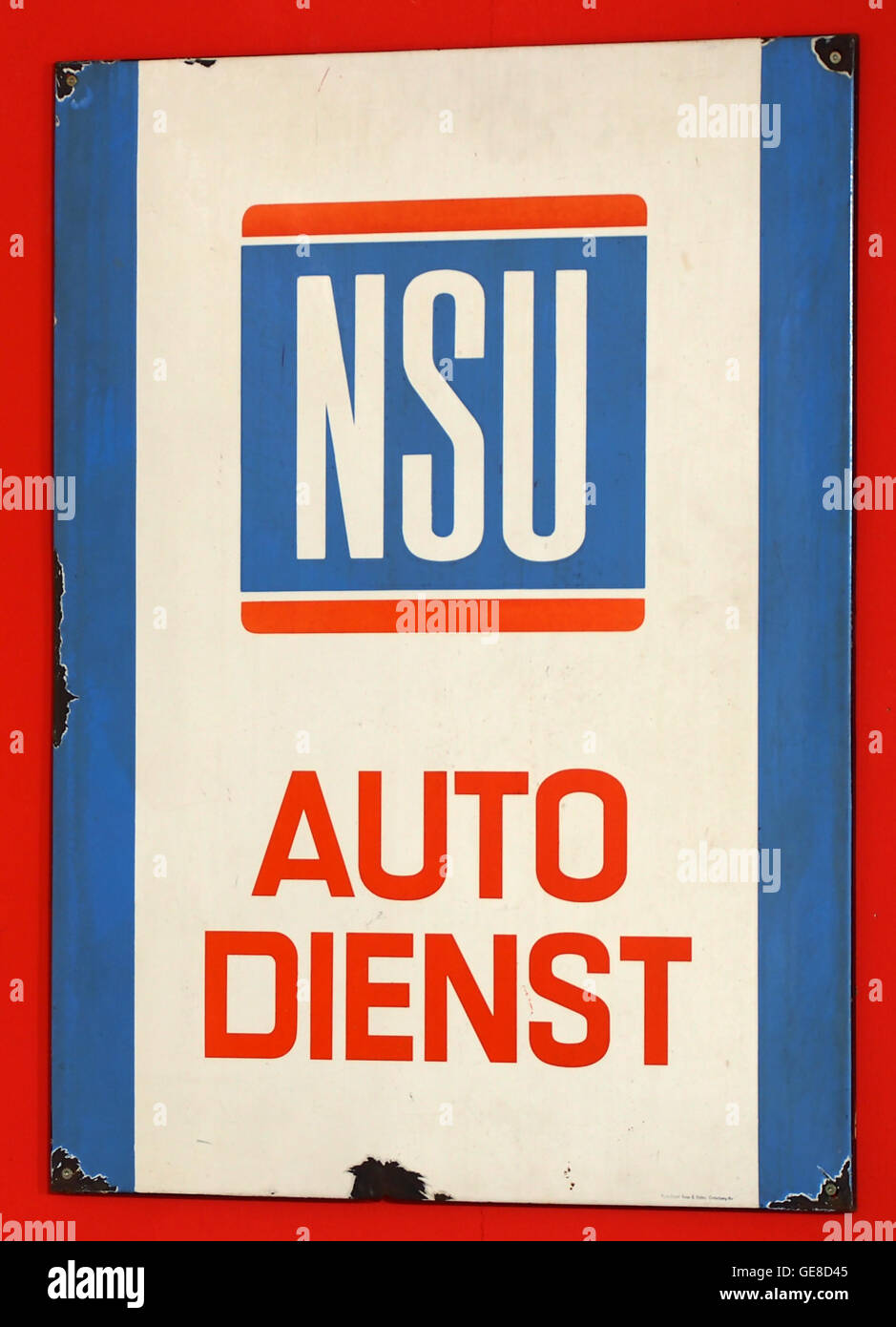 Eine Emailwerbung von NSU Auto Dienst, in der Oldtimer-Marketing mit klassischem Design präsentiert wird. Dieses Stück hebt das Markenzeichen der Automobilbranche aus dem frühen 20. Jahrhundert hervor. Stockfoto