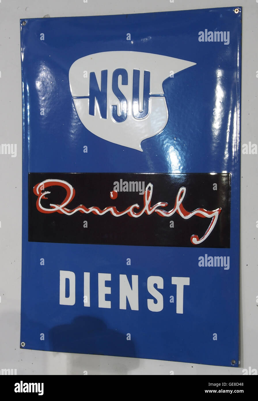 Diese Emailwerbung für NSU Dienst, ein historisches Marketingstück, unterstreicht den Branding- und Werbestil der NSU-Firma, die für ihre Beiträge aus der Automobilindustrie im 20. Jahrhundert bekannt ist. Stockfoto