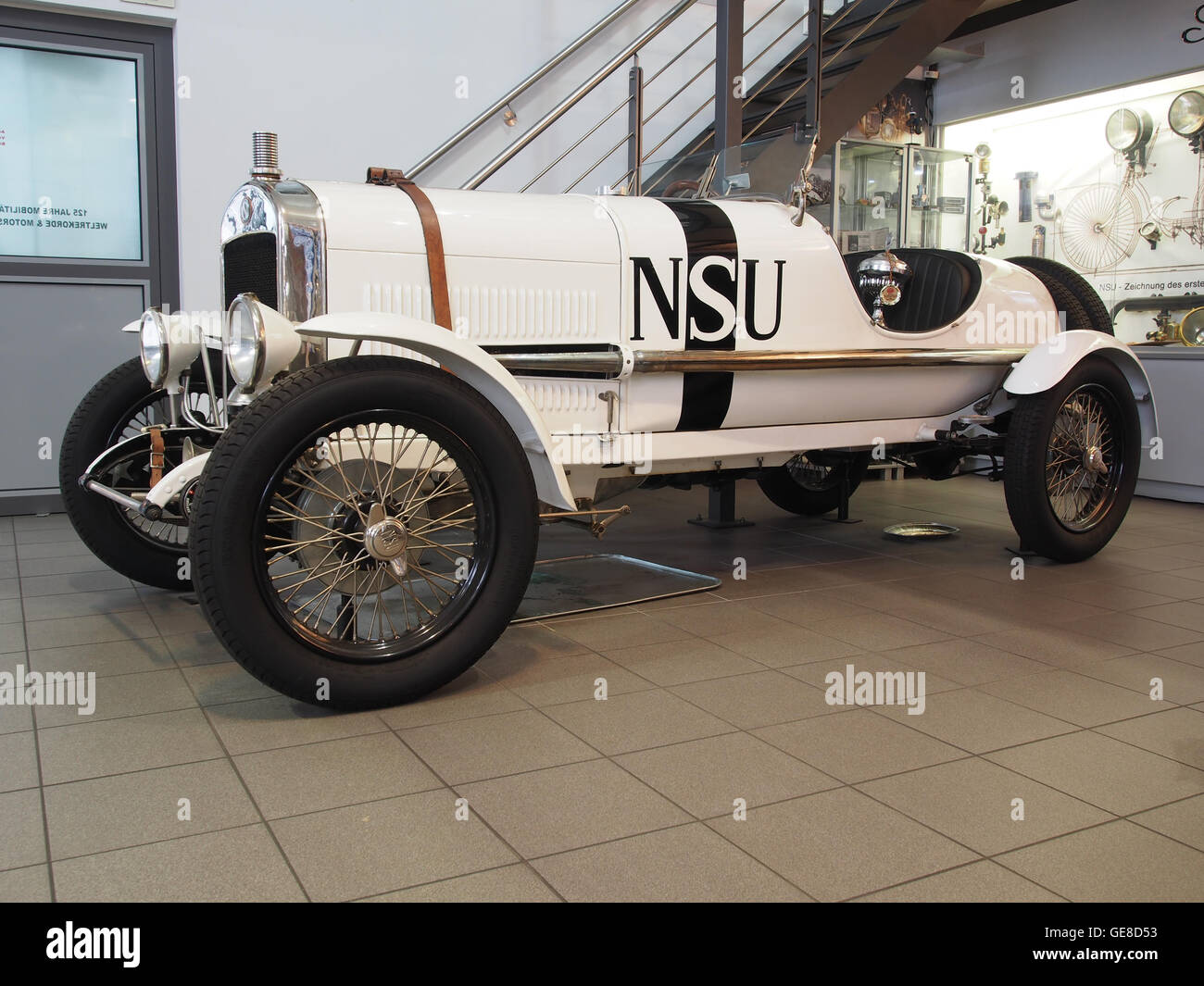 Der NSU Typ 5-25 ist ein Oldtimer, der Anfang des 20. Jahrhunderts von den NSU Motorenwerken hergestellt wurde. Es ist bekannt für sein unverwechselbares Design und seine innovative Technik, die es zu einem bemerkenswerten Modell in der Automobilgeschichte macht. Stockfoto