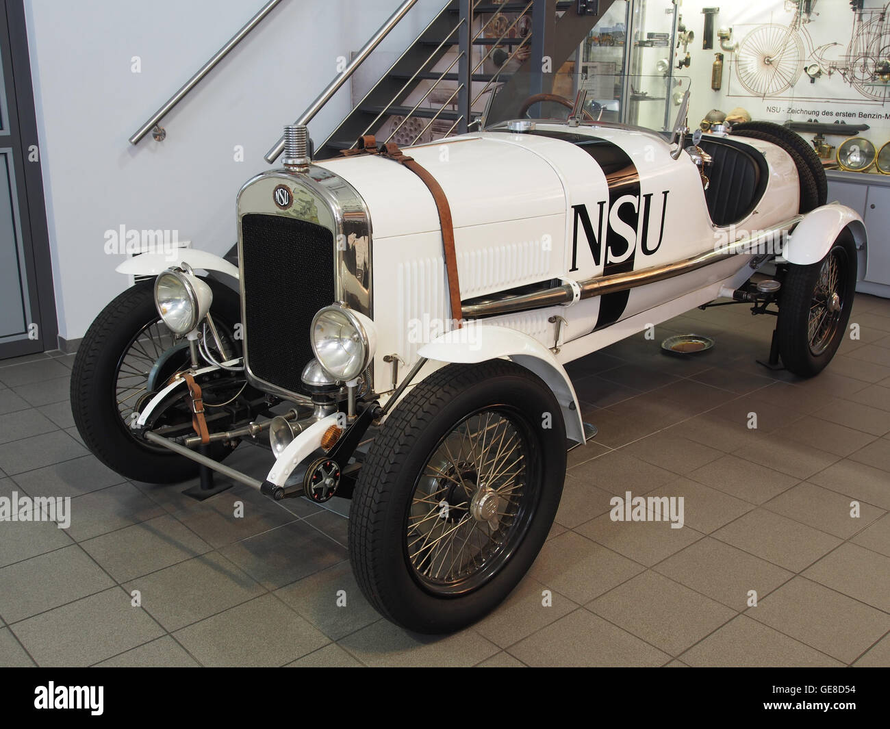 Der NSU Typ 5-25 ist ein klassisches Auto des deutschen Herstellers NSU aus dem frühen 20. Jahrhundert. Dieses Modell ist für sein unverwechselbares Design bekannt und zeichnet sich durch eine kompakte Karosserie und effiziente Leistung aus, die die technologischen Innovationen der Zeit widerspiegelt. Stockfoto