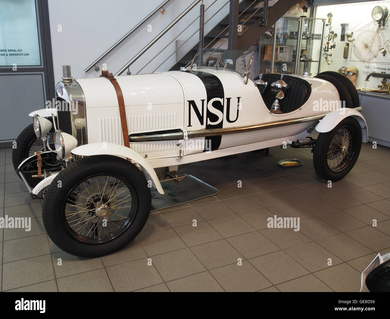 Der NSU Typ 5-25 ist ein Oldtimer der NSU Motorenwerke AG. Das Fahrzeug zeichnet sich durch ein klassisches Automobildesign aus, das den Stil und die Ingenieurskunst seiner Ära repräsentiert. Dieses Auto ist ein wertvolles Sammlerstück, das die Automobilgeschichte und Designinnovationen des frühen 20. Jahrhunderts zeigt. Stockfoto