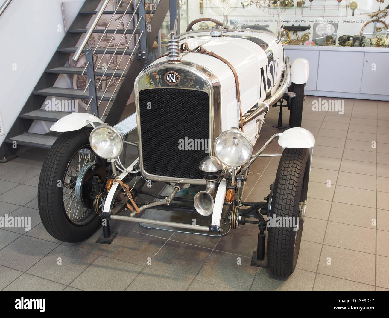 Der NSU Typ 5-25, ein historisches Automobil aus dem frühen 20. Jahrhundert, ist bekannt für sein Design und seine Ingenieurskunst des deutschen Herstellers NSU. Dieses Bild zeigt das klassische Design und die technischen Merkmale des Fahrzeugs aus der damaligen Zeit. Stockfoto
