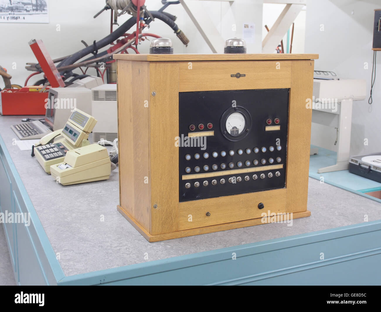 Dieses Bild zeigt ein historisches Telefongerät von NV Ned Huis Telefoon Maatschappij, einem frühen niederländischen Telekommunikationsunternehmen. Das Gerät spiegelt die technologischen Fortschritte in der Kommunikation vom späten 19. Und frühen 20. Jahrhundert wider und unterstreicht das Design und die Funktionalität früherer Telefonsysteme in den Niederlanden. Stockfoto