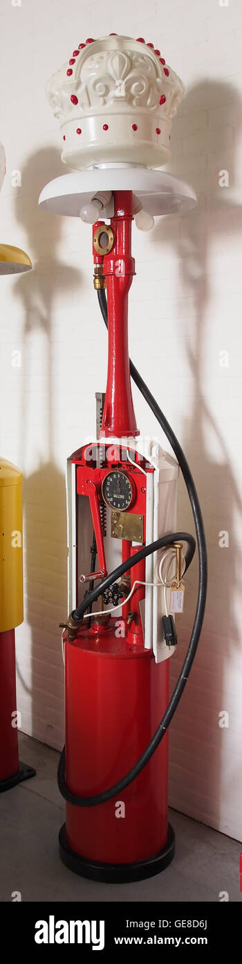 Eine alte Benzinpumpe, die im Museum für Nostalgie und Technik ausgestellt wird, bietet einen Einblick in die Geschichte der Kraftstoffverteilung und des alten technologischen Designs. Dieses Artefakt repräsentiert die Entwicklung der Benzinindustrie und ihre Auswirkungen auf den Transport. Stockfoto