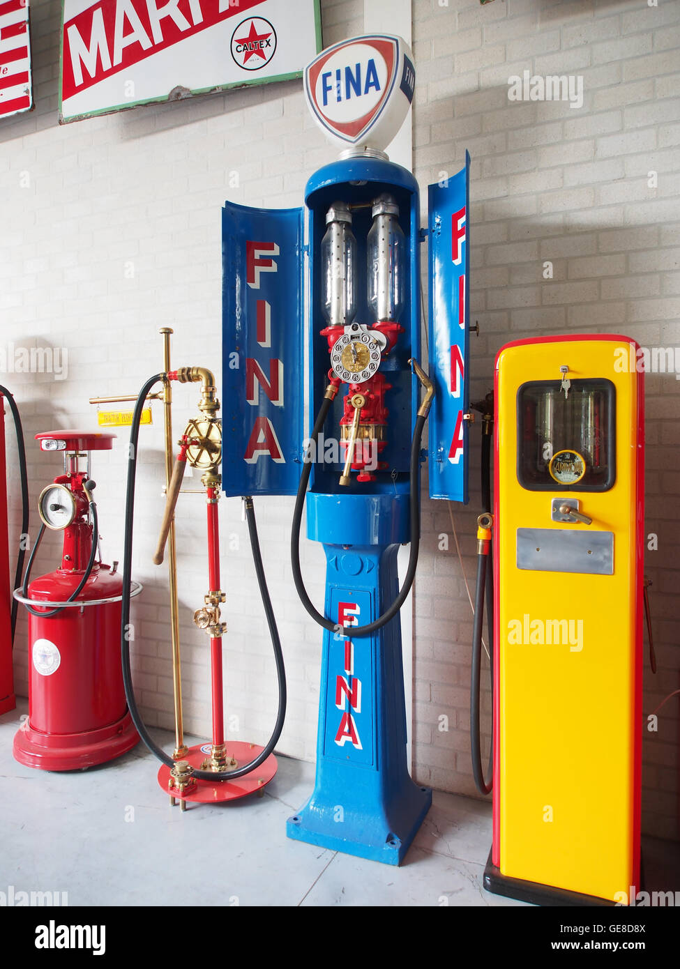 Die Oude Fina Benzinepomp (Benzinpumpe) ist ein historisches Artefakt, das das Design der Kraftstoffdosieranlage aus dem frühen 20. Jahrhundert repräsentiert. Das Vintage-Design spiegelt eine vergangene Ära in der Entwicklung der Fahrzeuginfrastruktur und der Tankstellen wider. Stockfoto