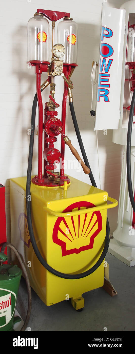 Dieses Bild zeigt eine alte Shell APC-Gaspumpe (Automated Benzrol Car), die in der Mitte des 20. Jahrhunderts häufig zu sehen war. Das historische Stück spiegelt die Entwicklung der Kraftstofftechnologie und des Kraftstoffvermarkts wider. Stockfoto