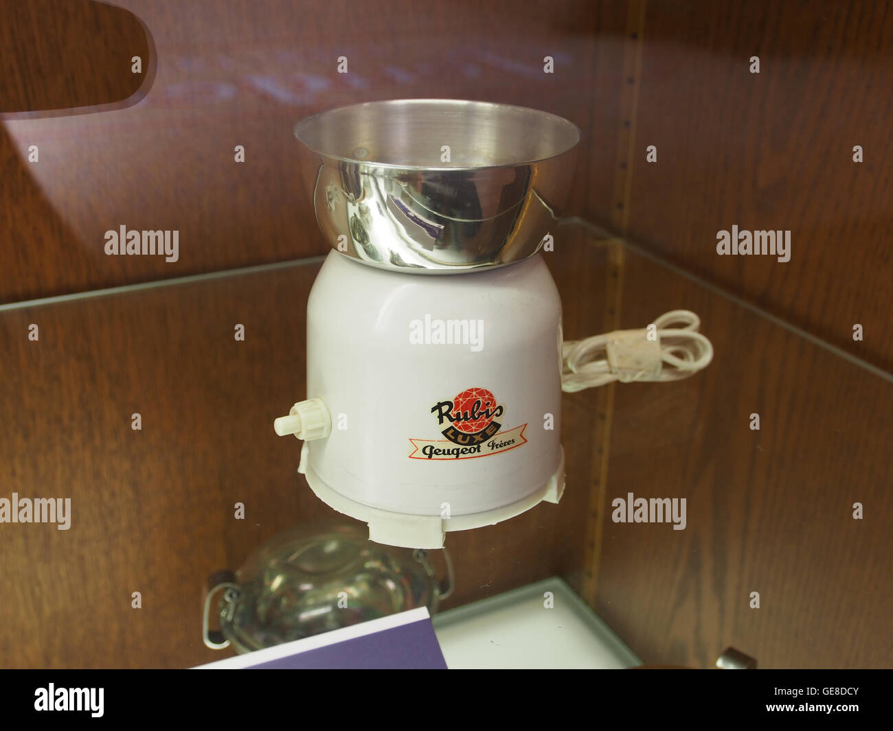 Die elektrische Kaffeemühle Peugeot Rubis Luxe ist bekannt für ihren hochwertigen Mahlmechanismus und das schlanke Design, das moderne Funktionalität mit klassischer Ästhetik kombiniert. Stockfoto