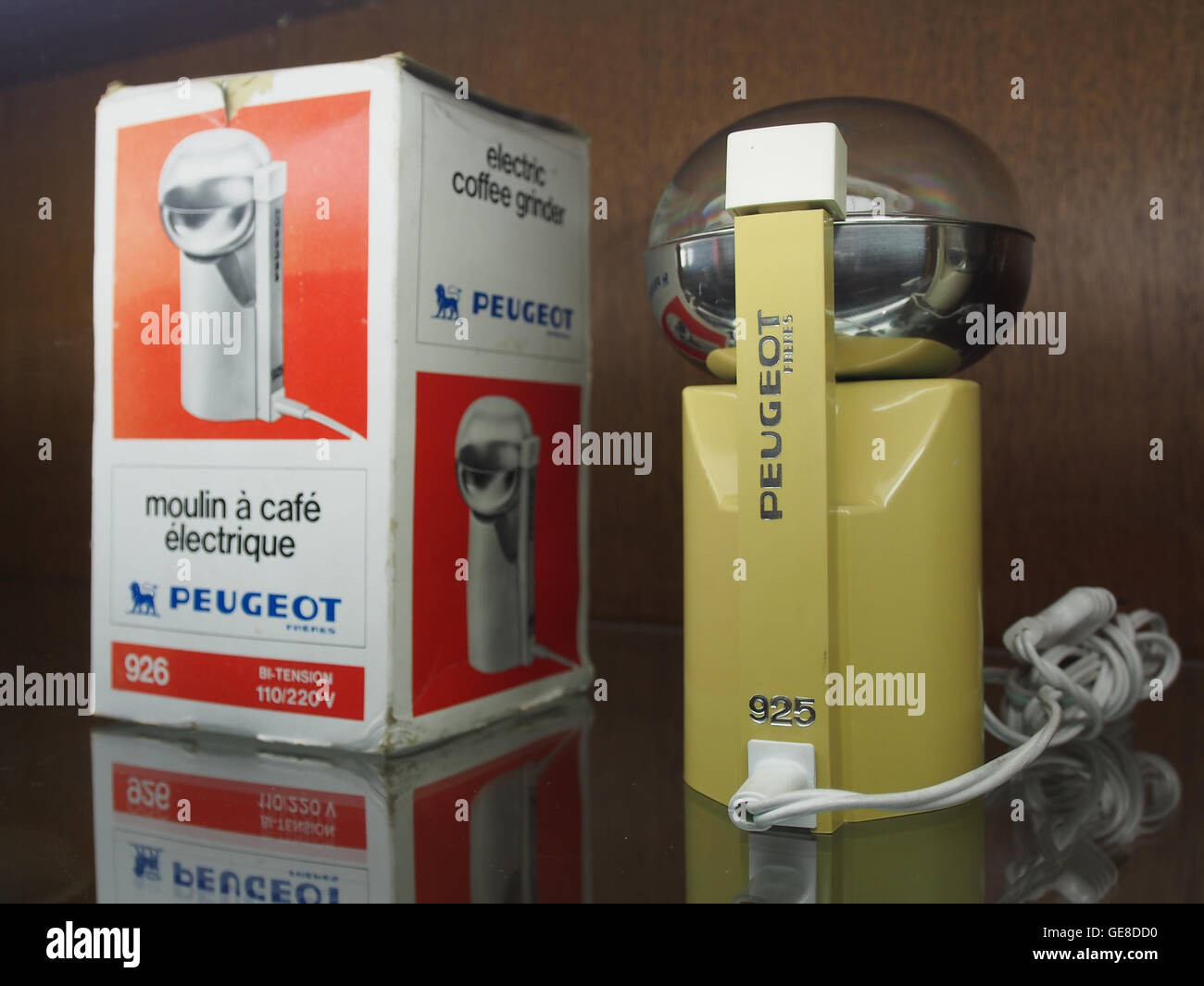 Dieses Foto zeigt eine elektrische Kaffeemühle von Peugeot, ein klassisches und effizientes Werkzeug zum Mahlen von Kaffeebohnen. Das Bild unterstreicht das schlanke Design und die Funktionalität und spiegelt Peugeots langjährigen Ruf für hochwertige Handwerkskunst in Küchengeräten wider. Stockfoto