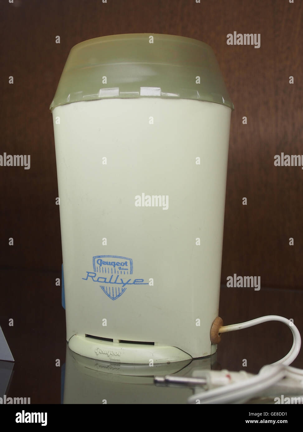 Die elektrische Kaffeemühle Peugeot ist ein gut entwickeltes Werkzeug zum präzisen Mahlen von Kaffeebohnen. Sein innovativer Mechanismus sorgt für eine gleichmäßige Mahlzeit und trägt zu einer perfekten Tasse Kaffee bei. Peugeot ist bekannt für seine hochwertigen Kaffeemühle, die weltweit für Langlebigkeit und Design bekannt sind. Stockfoto