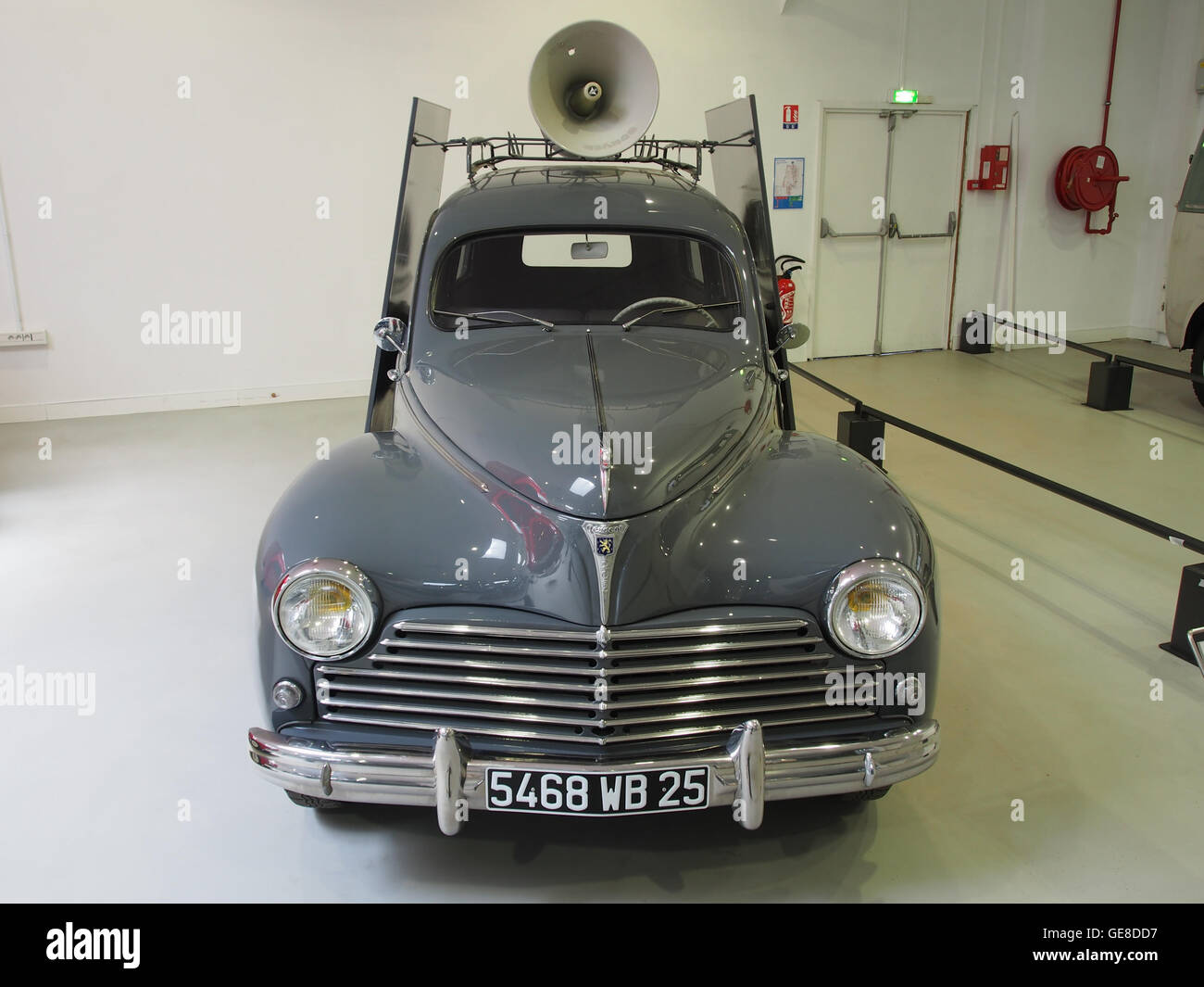Die *Peugeot 203 C5 Limousine* ist ein französischer Oldtimer aus den 1950er Jahren Dieses kommerzielle Foto unterstreicht sein elegantes Design und zeigt sein langes, schlankes Gehäuse und seine klassischen Merkmale. Der Peugeot 203 war einer der ersten Serienautos nach dem Zweiten Weltkrieg Stockfoto