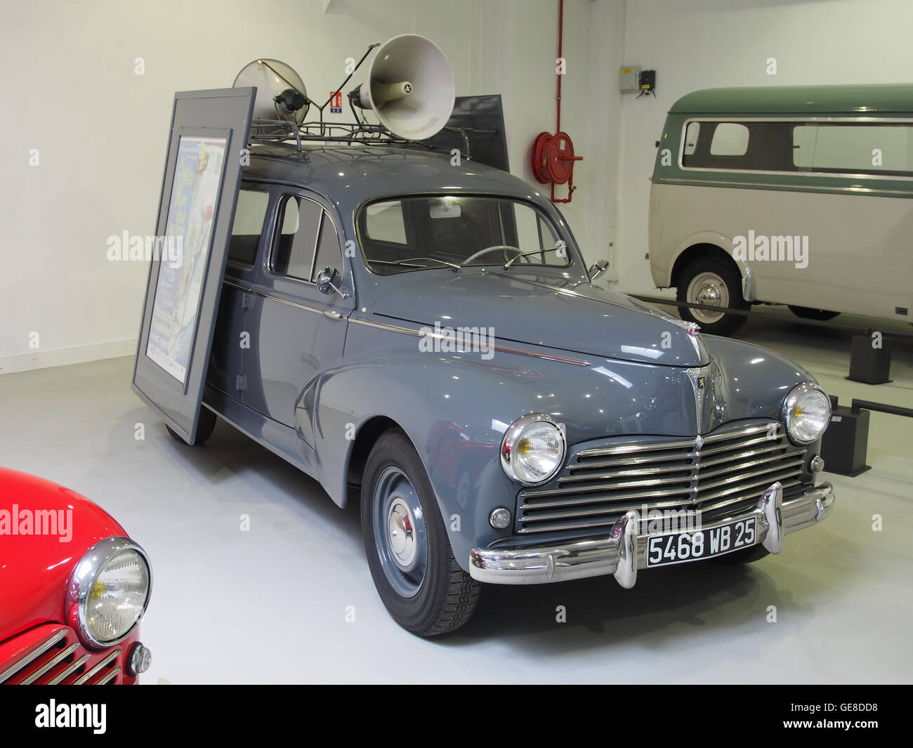 Die Peugeot 203 C5 Limousine, ein Modell aus der Mitte des 20. Jahrhunderts, ist auf einem kommerziellen Foto mit ihrem klassischen Design festgehalten. Dieses Fahrzeug war während seiner Ära wegen seiner eleganten Funktionen und Zuverlässigkeit beliebt. Stockfoto