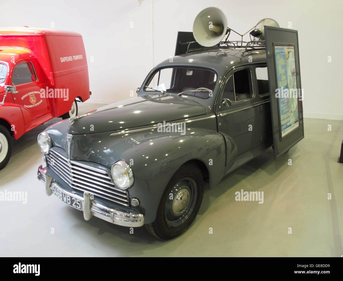 Die Peugeot 203 C5 Limousine ist auf diesem Foto zu sehen und zeigt das elegante, elegante Design des Fahrzeugs. Das Auto war bekannt für seine Modernität und funktionale Eleganz nach dem Zweiten Weltkrieg. Stockfoto