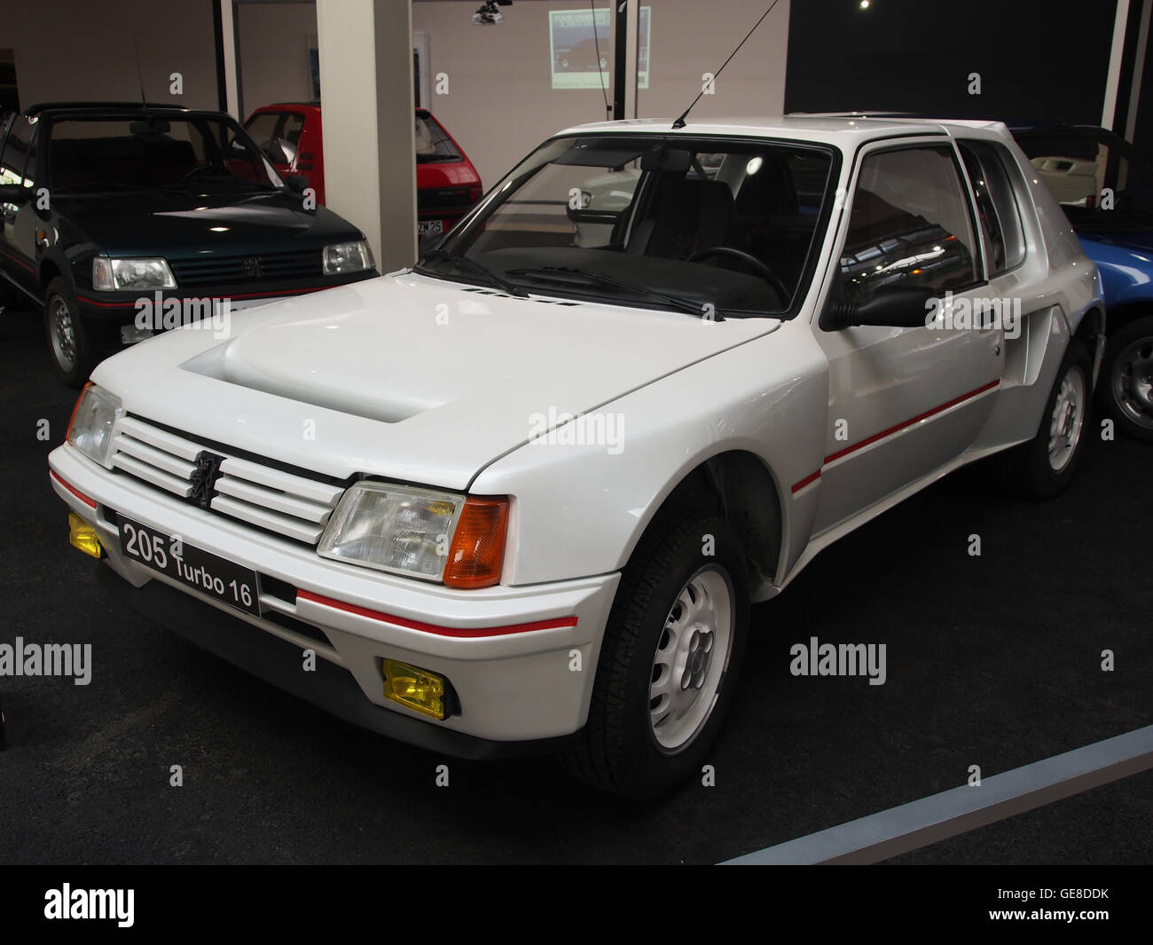 Der Peugeot 205 Turbo 16 ist ein von Peugeot für die Rallye-Weltmeisterschaft entwickeltes Rallyefahrzeug. Er ist bekannt für seinen innovativen Turbomotor, den Allradantrieb und die leichte Karosserie, die ihm den prestigeträchtigen WRC-Titel verhalf. Dieses Foto zeigt das Hochleistungsfahrzeug in Aktion während einer seiner Wettbewerbsphasen. Stockfoto