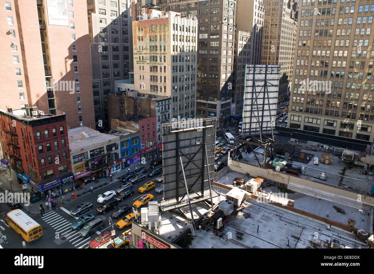 Blick auf die Kreuzung der 40th Street und 8th Avenue in New York City, USA, vom Dach des Port Authority Bus Station, 23 Sep Stockfoto