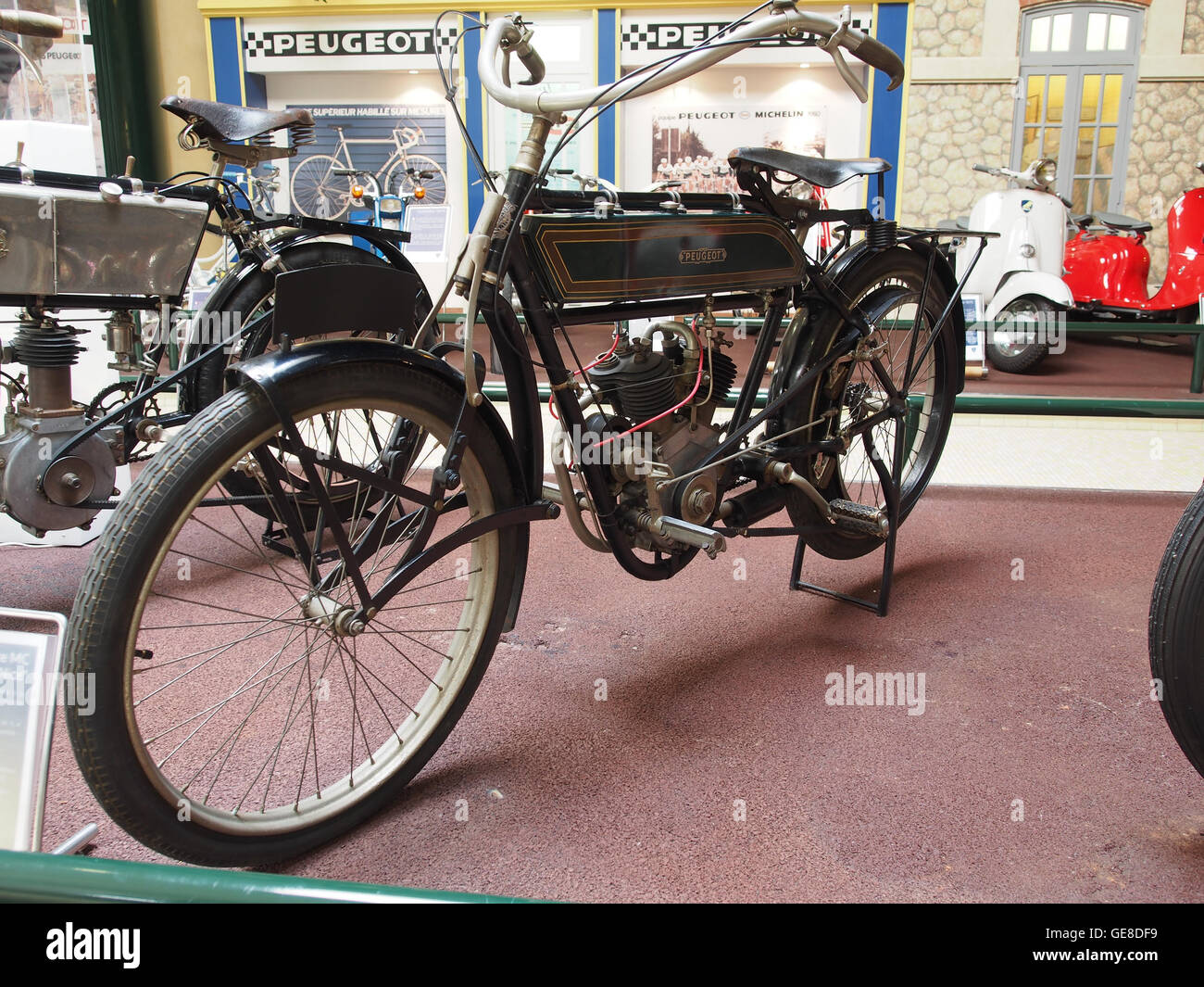 Der Peugeot MC in Paris-Nizza ist ein historisches Motorradrennen, bei dem die Fahrer auf hohem Niveau konkurrieren. Das Rennen ist Teil der größeren Veranstaltung Paris-Nizza, bei der Können und Schnelligkeit zum Ausdruck kommen. Stockfoto