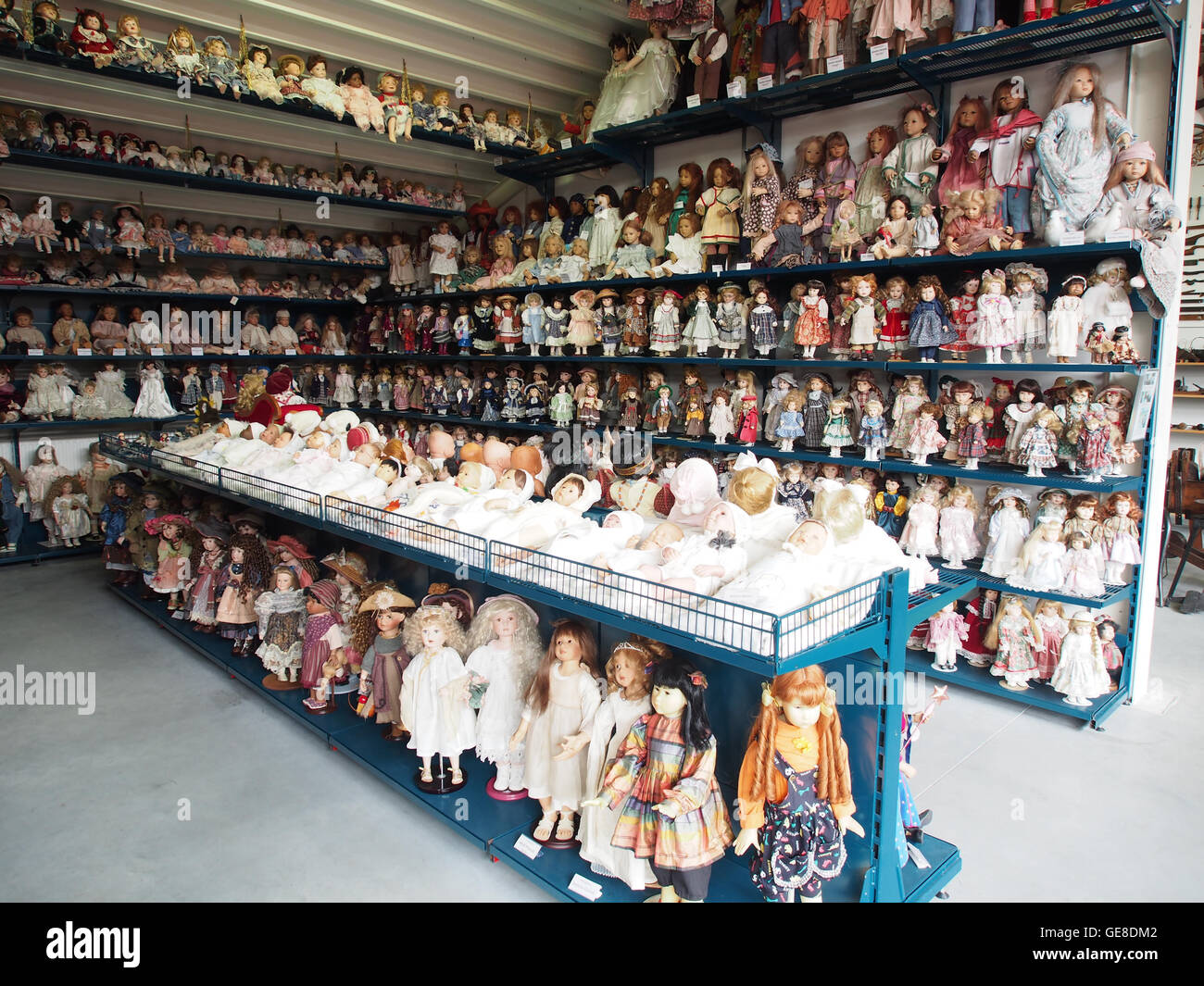 Eine Fotografie aus dem Poppenafdeling (Doll Department), aufgenommen 1980. Dieses Bild zeigt eine Sammlung von Puppen, die ihre komplizierten Details und ihre Handwerkskunst zeigen. Stockfoto