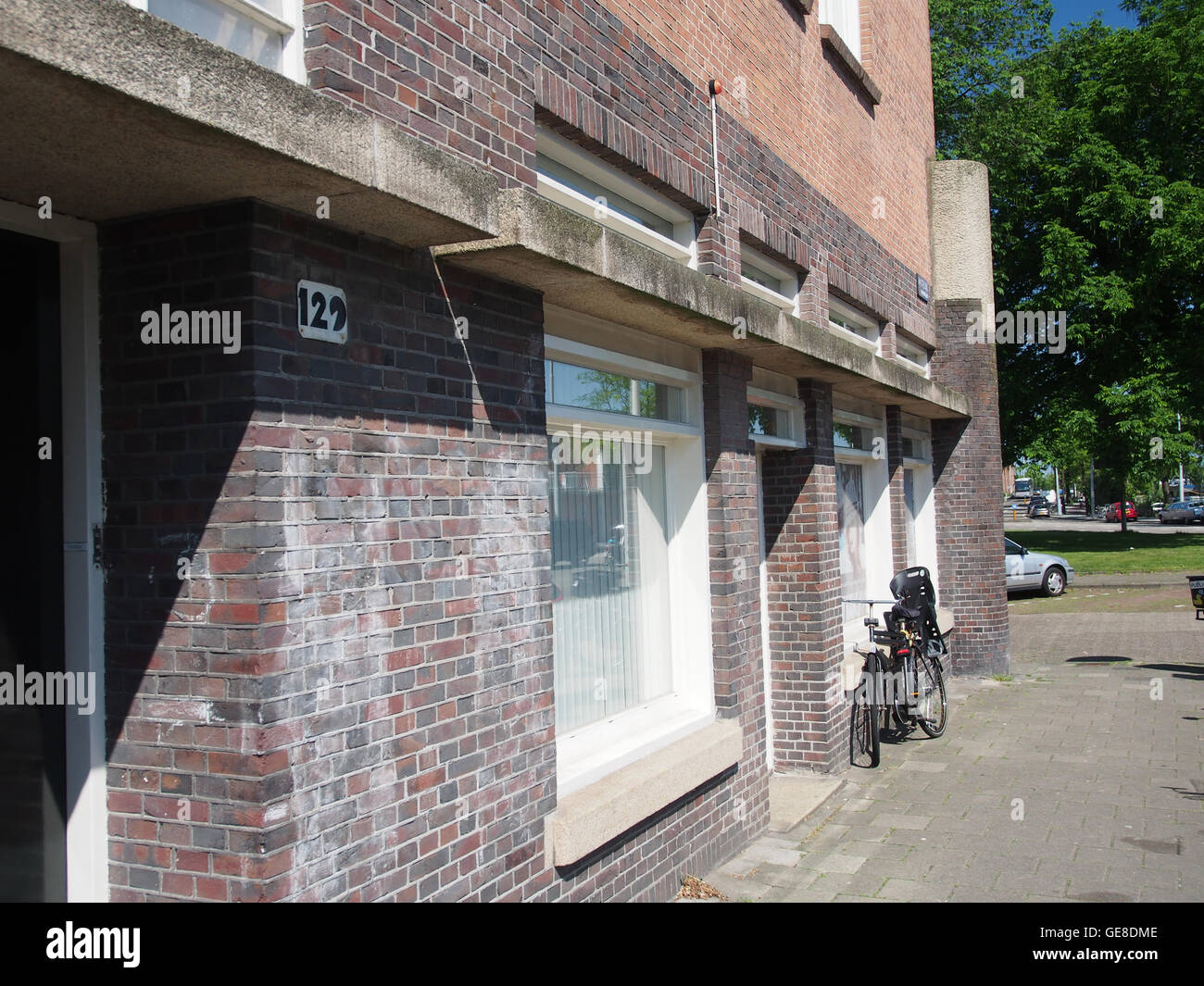 Portiekoverhang Amsteldijk 129 ist ein architektonisches Merkmal eines Gebäudes im Stadtteil Amsteldijk in Amsterdam. Dieser Überhang stellt ein unverwechselbares Designelement für die Struktur dar und zeigt einzigartige architektonische Stile und Liebe zum Detail. Es ist ein Beispiel für modernes Stadtdesign in Amsterdam. Stockfoto