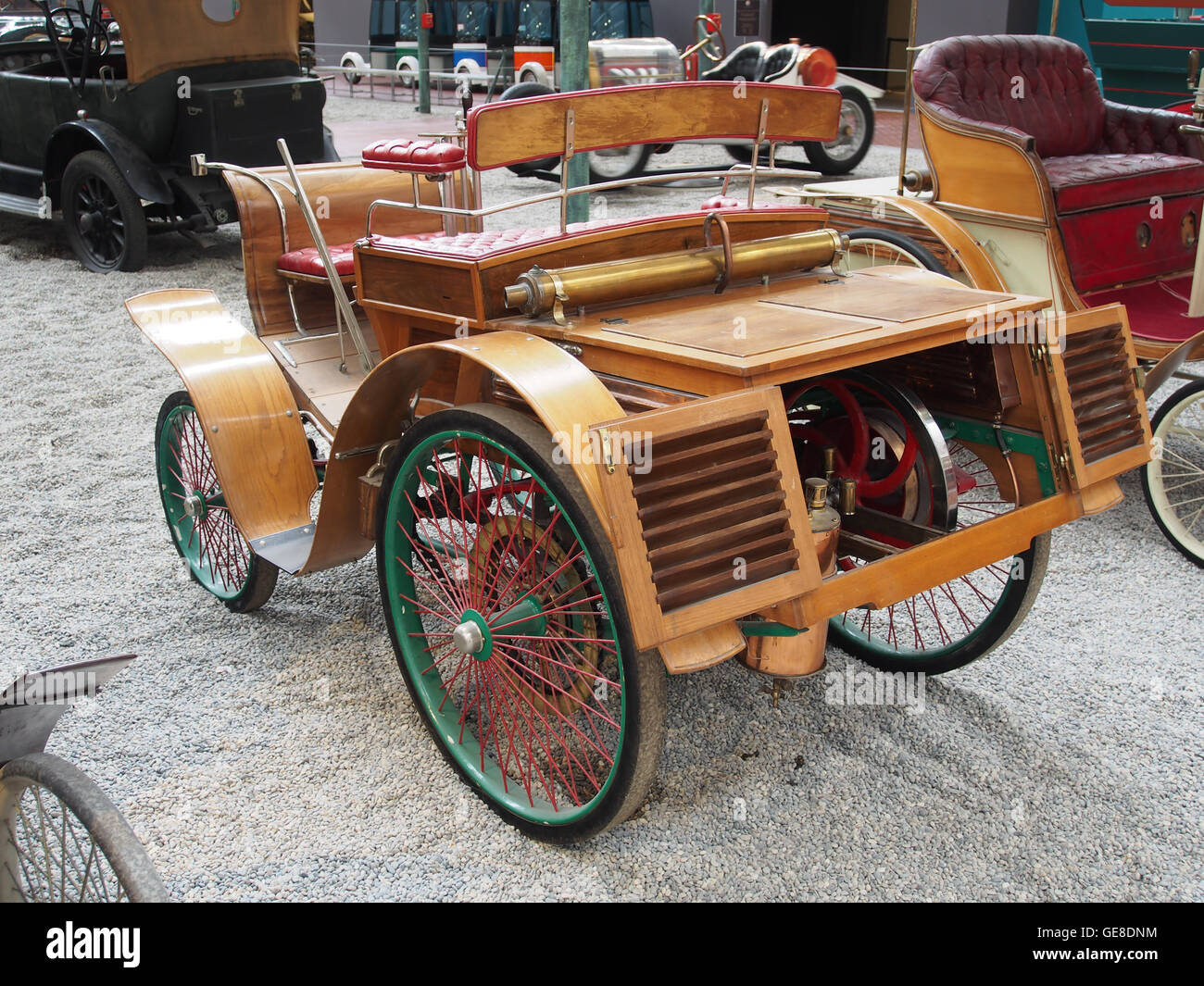 Ein historisches Foto eines Benz Dogcart, eines frühen Automobilmodells von Karl Benz. Dieses Bild zeigt wahrscheinlich eines der ersten motorisierten Fahrzeuge, die im späten 19. Jahrhundert für den Transport eingesetzt wurden. Stockfoto