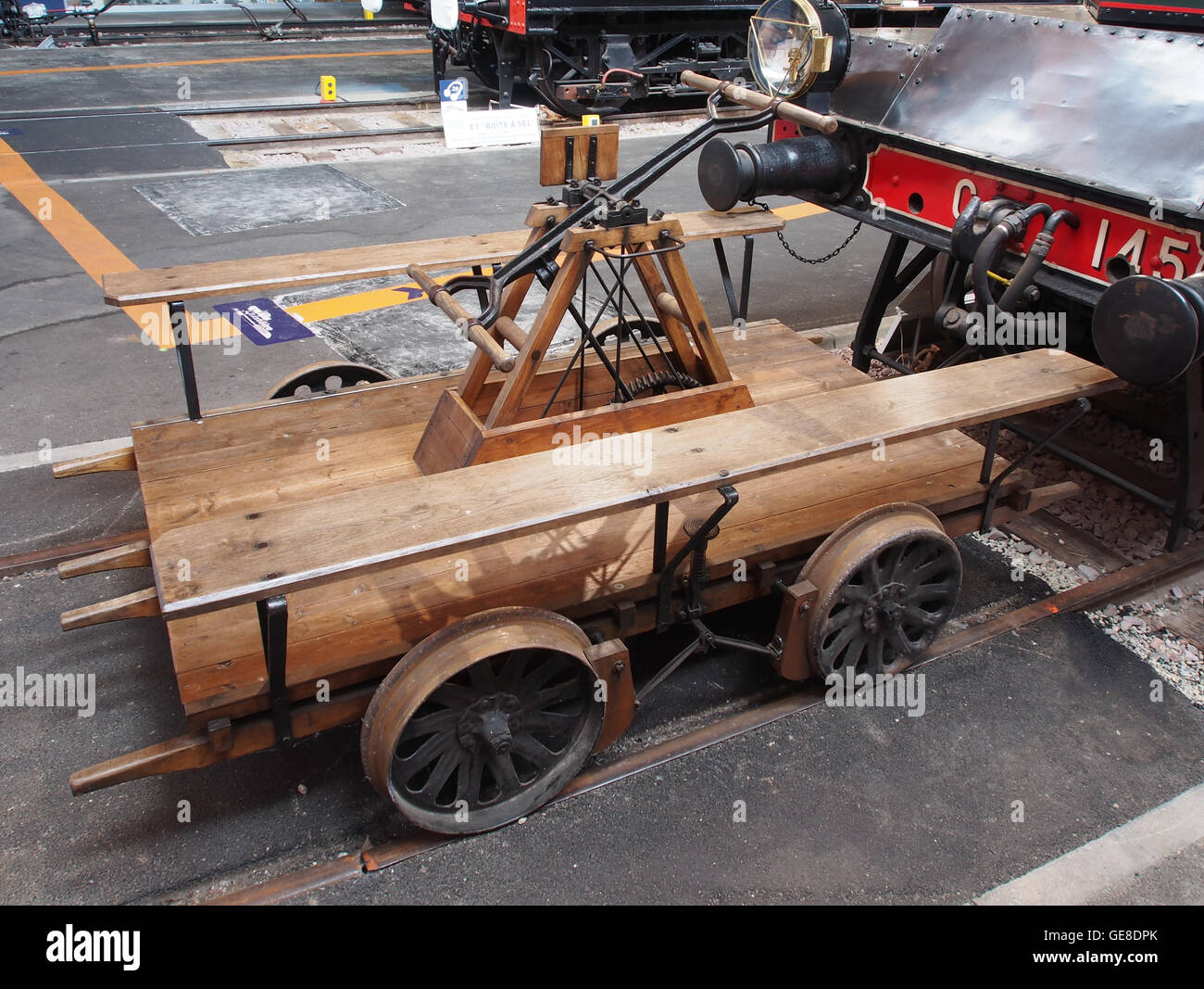 Ein Foto mit einem Eisenbahnkontrollwagen, einem Fahrzeug, das von Eisenbahnunternehmen zur Inspektion von Gleisen und zur Gewährleistung der Sicherheit und Funktionalität der Eisenbahninfrastruktur verwendet wird. Das Bild unterstreicht das Design und die praktische Anwendbarkeit dieses wichtigen Eisenbahnwerkzeugs. Stockfoto