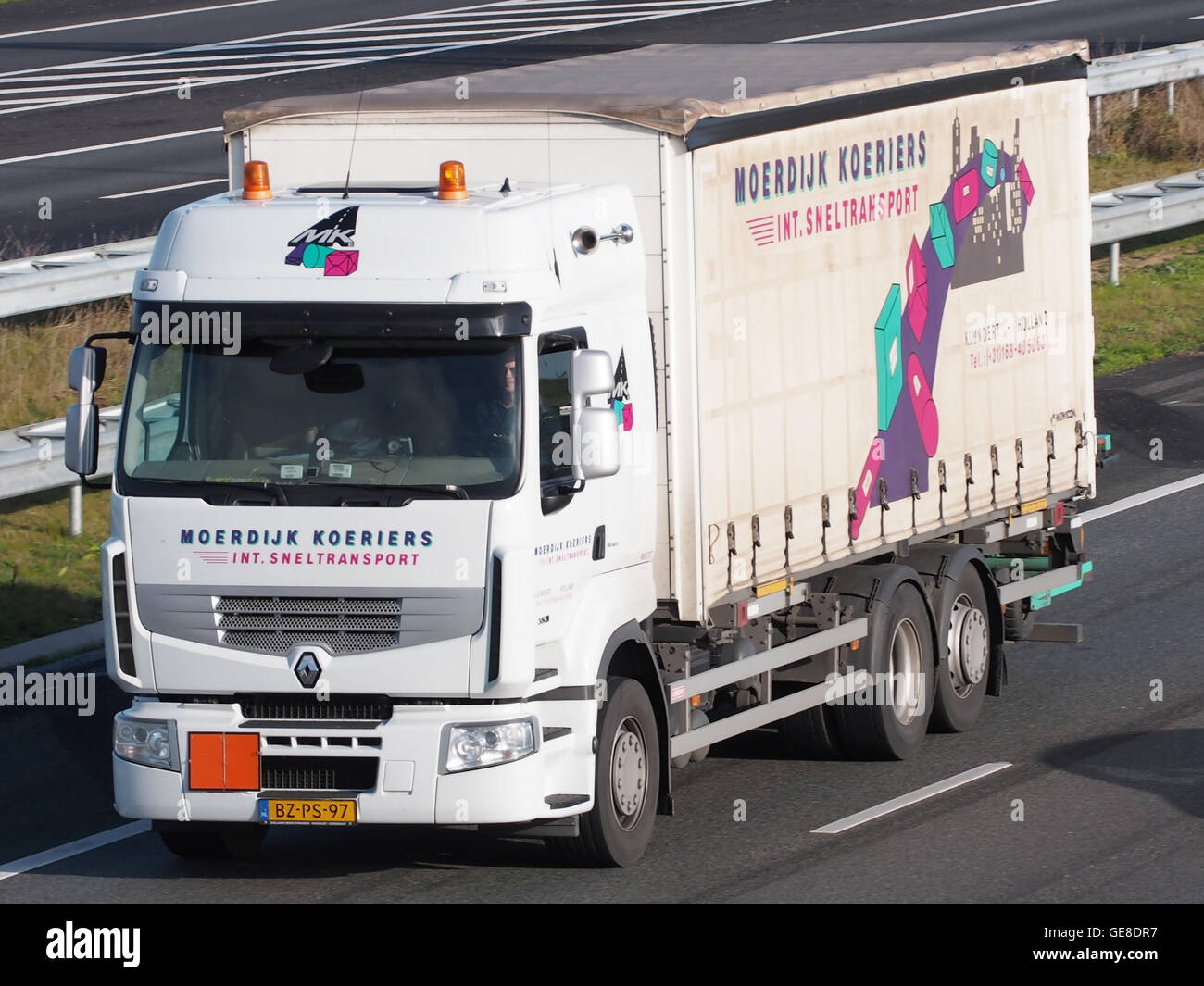 *Renault Moerdijk Koeriers* ist mit den Logistik- und Kurierdiensten von Renault in den Niederlanden verbunden und spiegelt die Beteiligung des Unternehmens an effizienten Transportlösungen für die Bedürfnisse der Region wider. Stockfoto