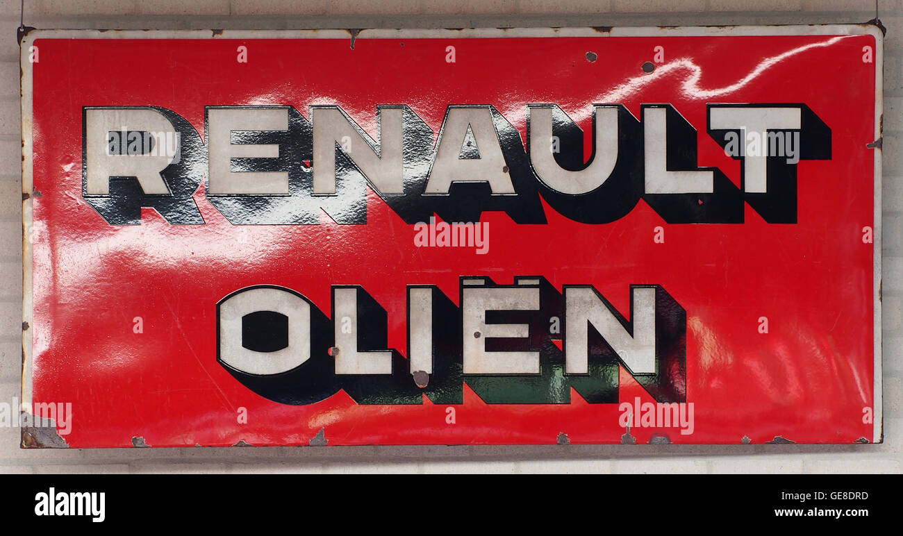 Dieses emaillierte Schild mit dem Renault-Logo und dem Modellnamen „OliC3ABn“ ist eine Vintage-Werbung für Renault-Fahrzeuge. Das Schild ist ein Stück Automobilgeschichte und zeigt Marketingtechniken und Design des frühen 20. Jahrhunderts. Stockfoto
