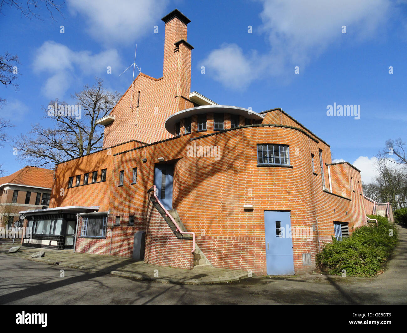Dieses historische Foto zeigt den Rhijngeesterstraatweg, ein wichtiges Wahrzeichen der niederländischen Geschichte mit Schwerpunkt auf Transport und Architektur. Stockfoto