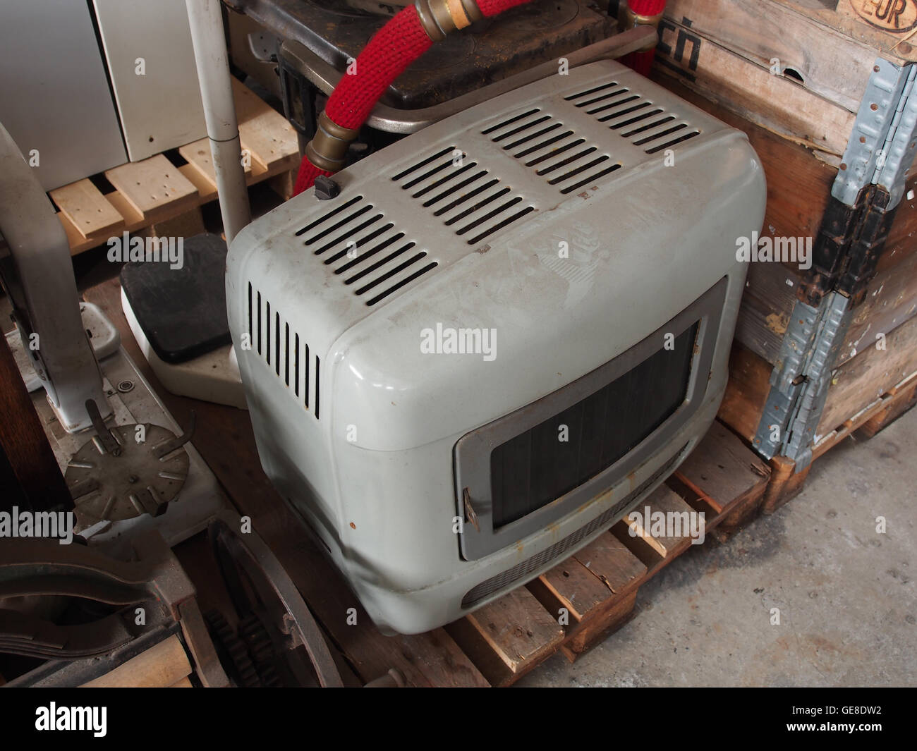 Dieses historische Bild des „Rocket zelfreinigende Branderpots“ (selbstreinigender Brennertopf) zeigt einen alten Ofen, der Teil der Sammlung des Museums für Nostalgie und Technologie ist. Es zeigt erste technologische Innovationen im Bereich Heizung. Stockfoto