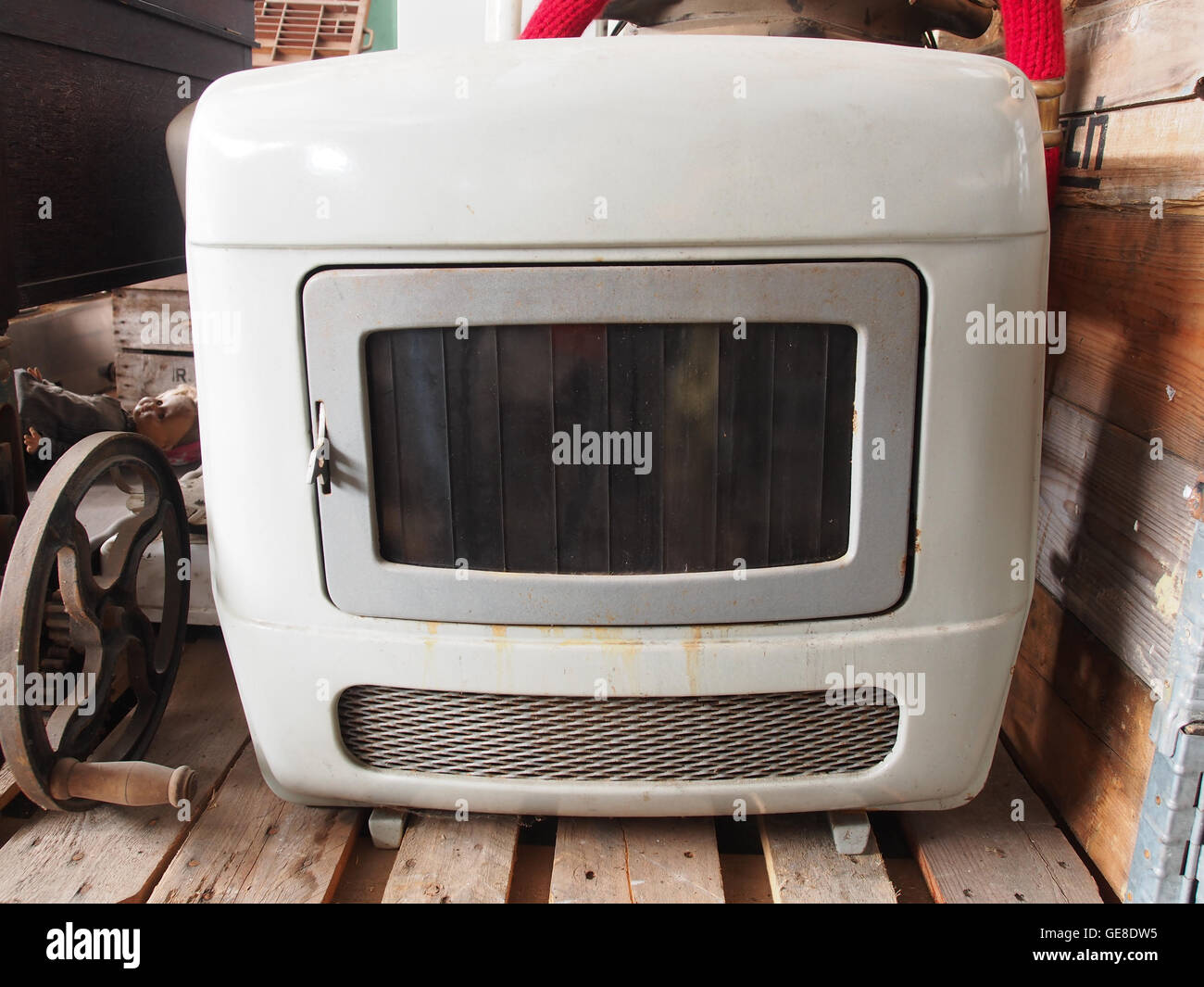 Der „Rocket zelfreinigende Branderpot“ ist ein antiker, selbstreinigender Brennertopf, der Teil einer Sammlung des Museums für Nostalgie und Technologie ist. Dieser historische Herd unterstreicht frühe Innovationen in der Heiztechnik. Stockfoto