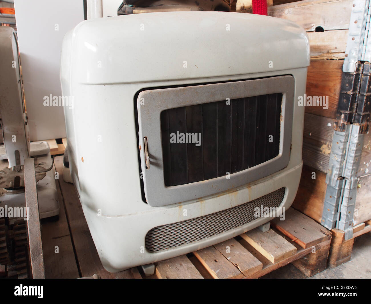 Dieses Bild zeigt einen selbstreinigenden Rocket Brennertopf aus einem alten Ofen, ausgestellt im Museum für Nostalgie und Technologie. Das Artefakt stellt die frühe Innovation im Ofendesign mit selbstreinigenden Mechanismen dar. Stockfoto