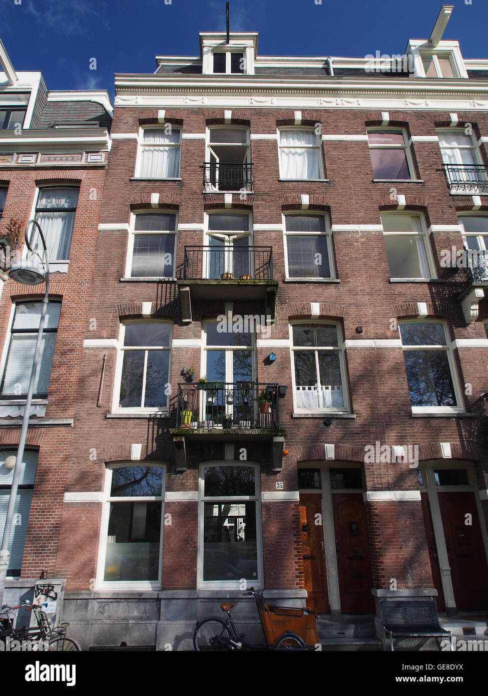 Sarphatipark ist ein öffentlicher Park in Amsterdam, Niederlande. Es ist nach dem jüdischen Philanthropen Samuel Sarphati benannt und wurde 1885 eröffnet. Der Park bietet einen grünen Raum für Erholung und Entspannung und verbindet Natur mit urbanem Design in einer lebendigen Stadtumgebung. Stockfoto