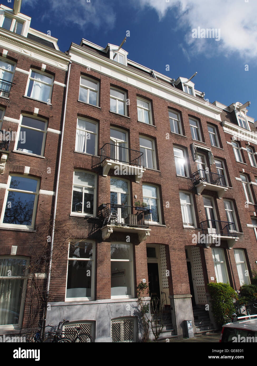 Sarphatipark ist ein öffentlicher Park in Amsterdam, Niederlande. Der Park ist nach Samuel Sarphati, einem prominenten jüdischen Arzt und Philanthropen benannt. Es ist ein beliebter Grünplatz, der für seine üppigen Gärten, Spielplätze und eine ruhige Atmosphäre bekannt ist. Stockfoto